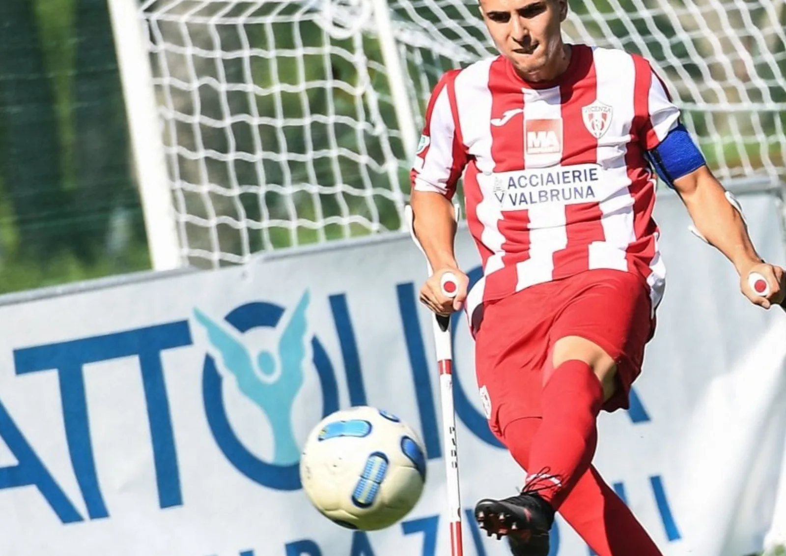 Atleta in azione come metafora di inclusione e adattamento