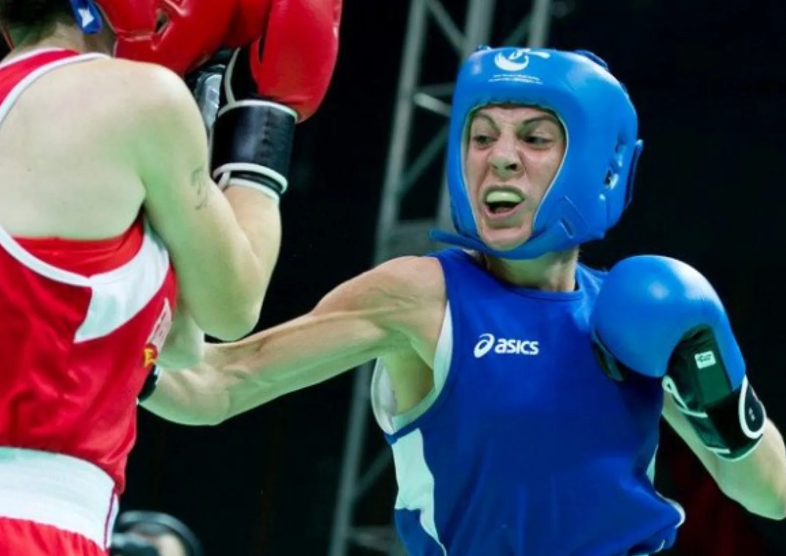 Atleta di pugilato in competizione