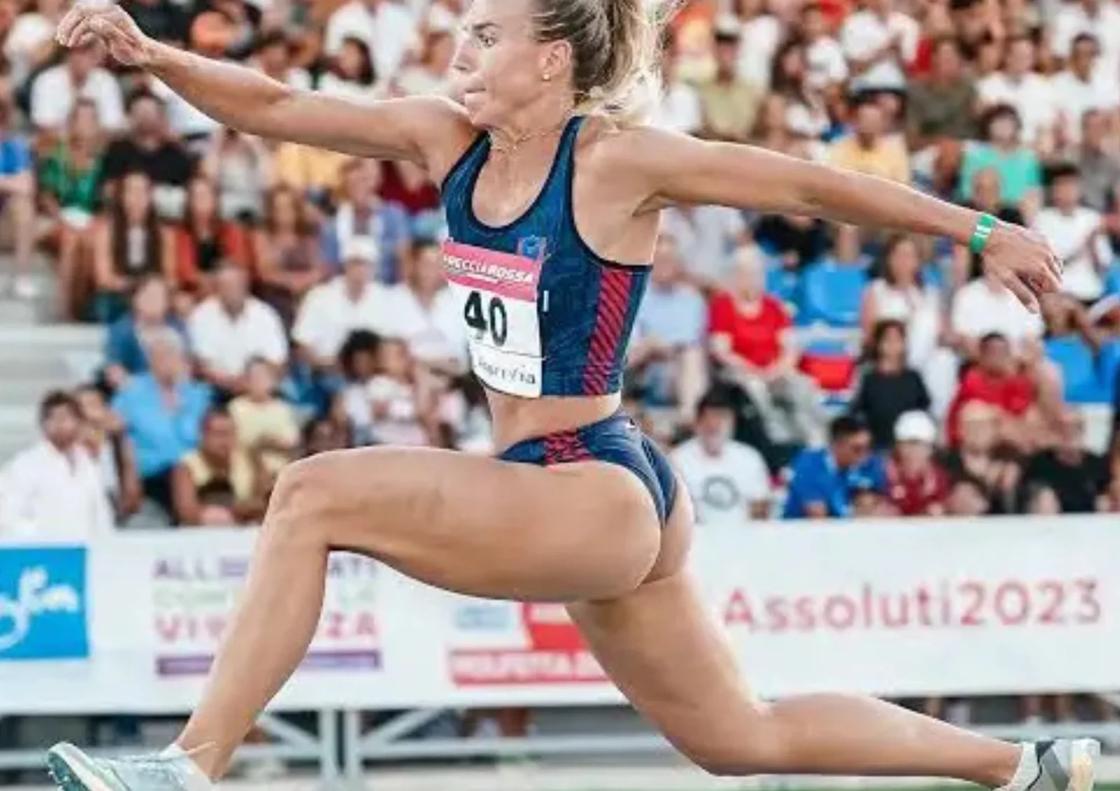 Atleta di salto triplo durante la performance