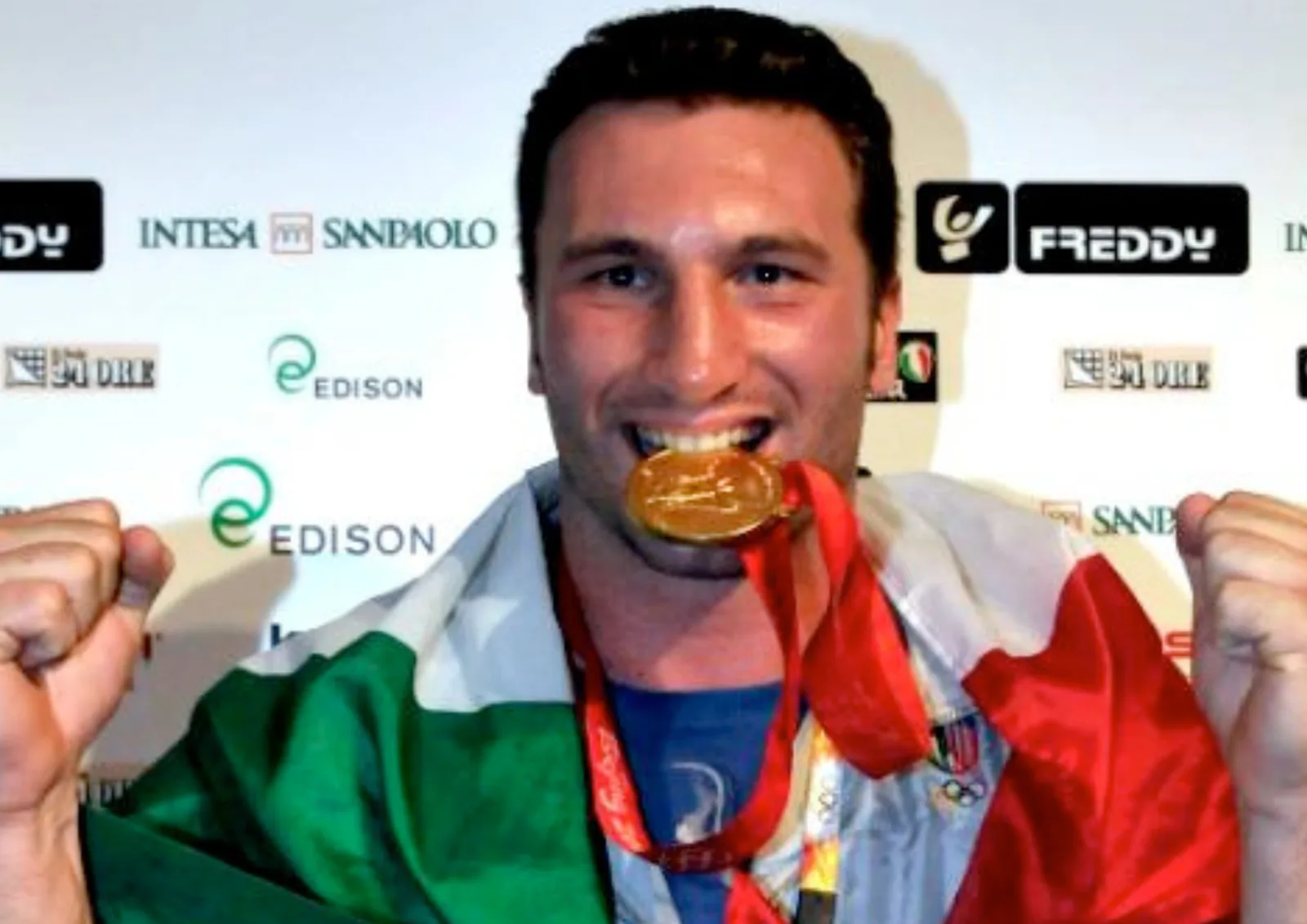 Campione con medaglia e bandiera italiana