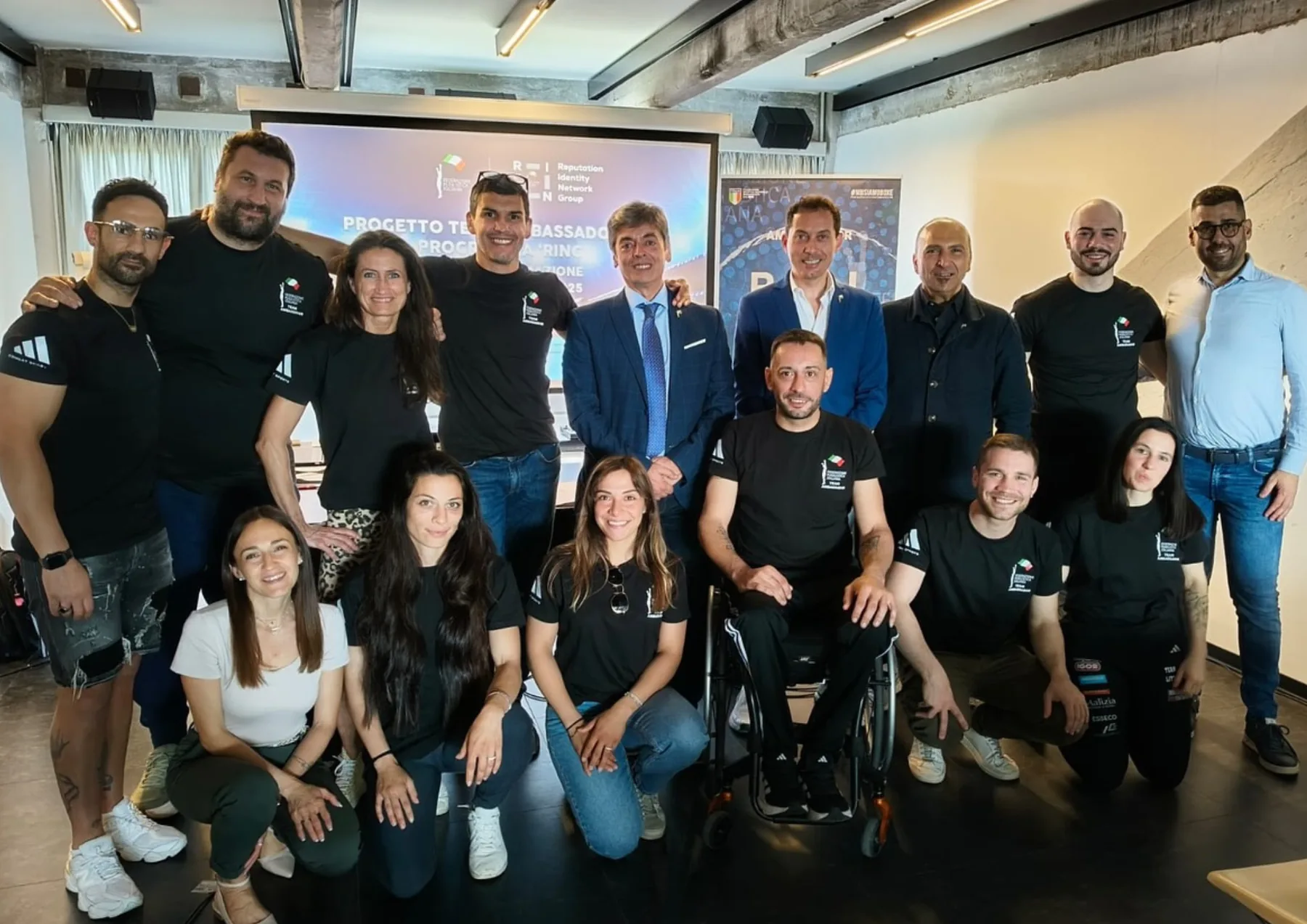 Gruppo di ambassador e campioni sportivi in un progetto Sport Academy